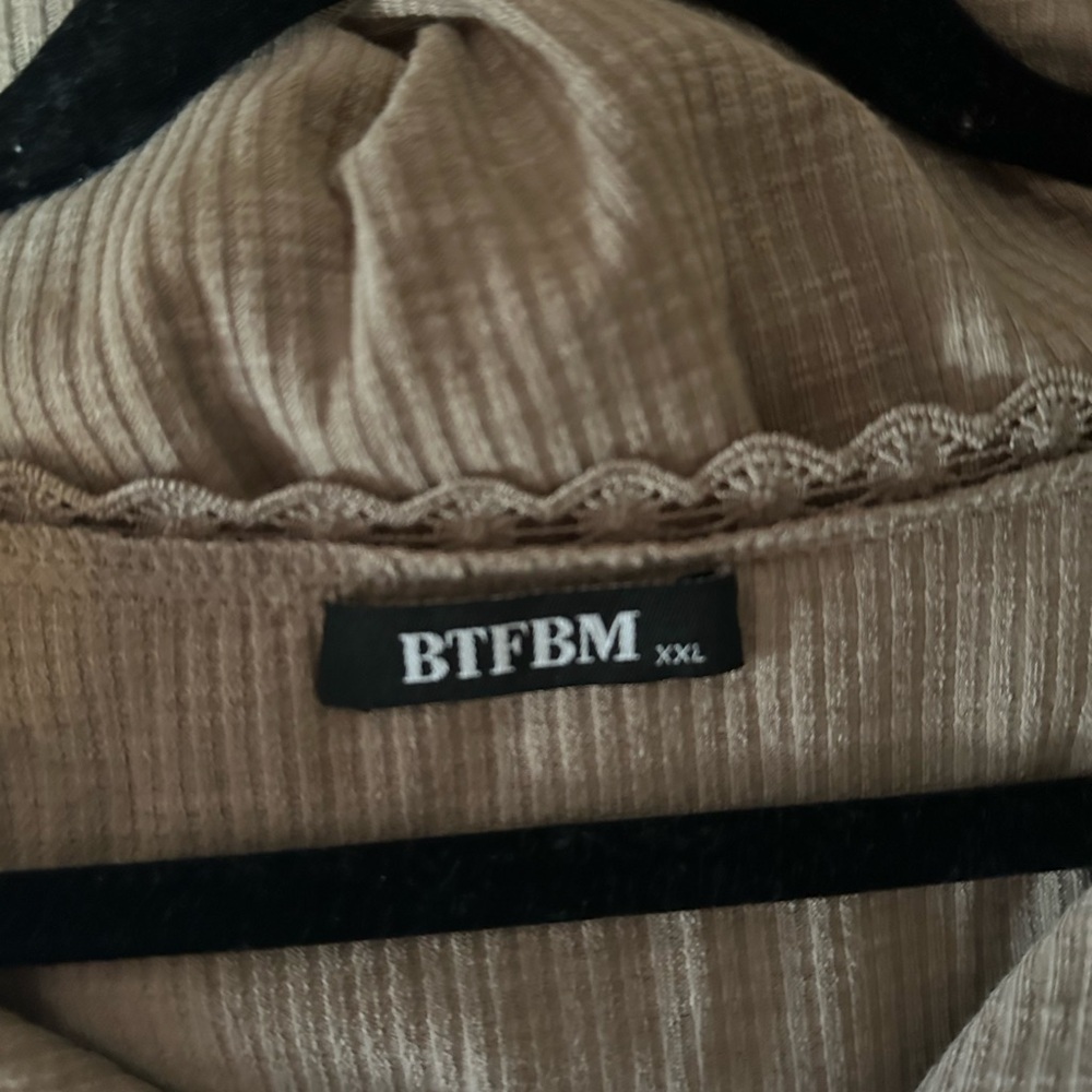 Amazon Women's Beige Ribbed Button-Down Top - Picture 7 of 9